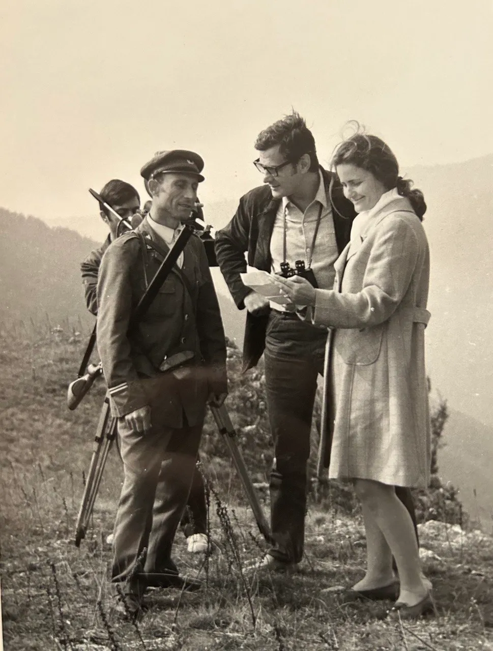 Arhivska crno-bela fotografija: Milica Mihajlović sa saradnicima na terenu, u planinskom predelu
